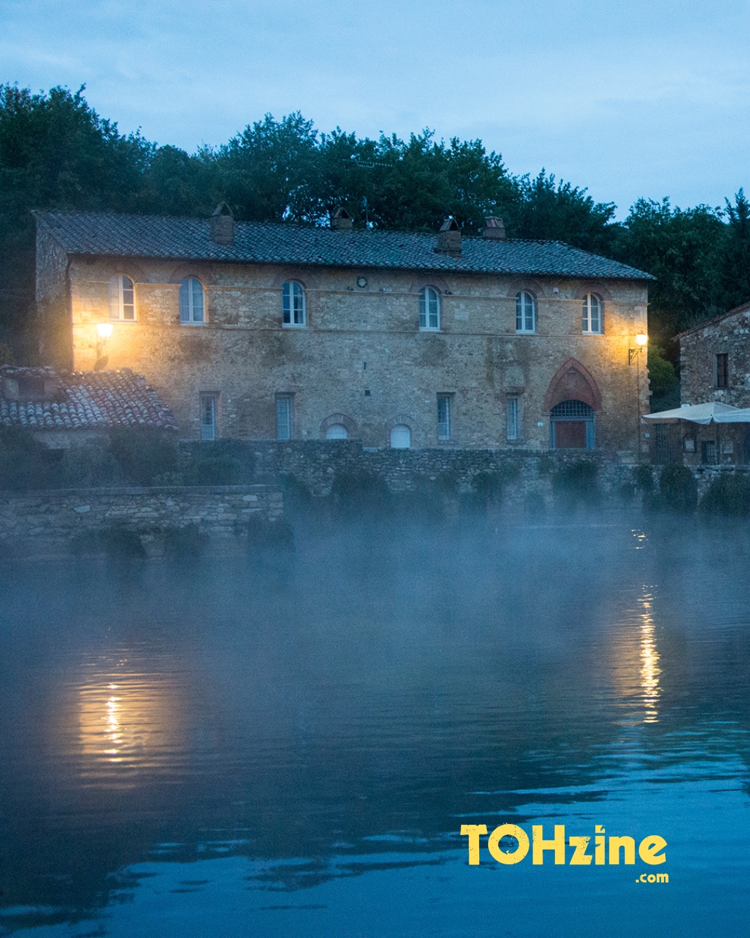 Bagno Vignoni, vasca termale al centro della piazza al tramonto